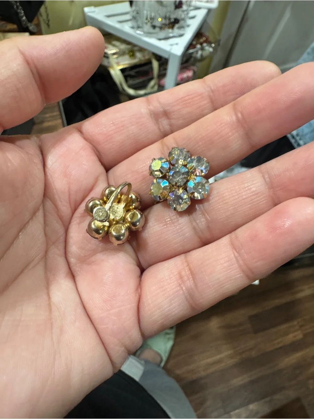 Vintage 1960s Aurora Crystal Cluster Screw back Earrings - Gold Tone - Picture 16 of 16